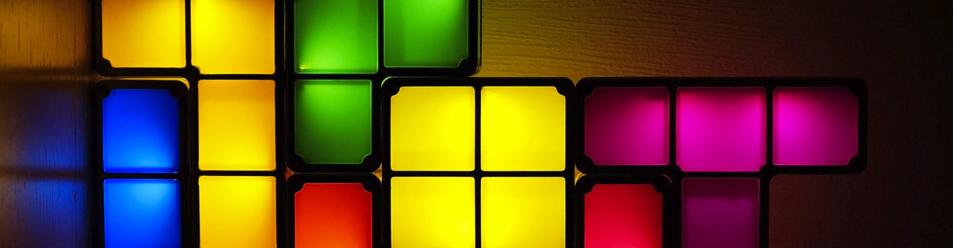 Pièces lumineuses du jeu Tetris qui s'imbriquent entre elles