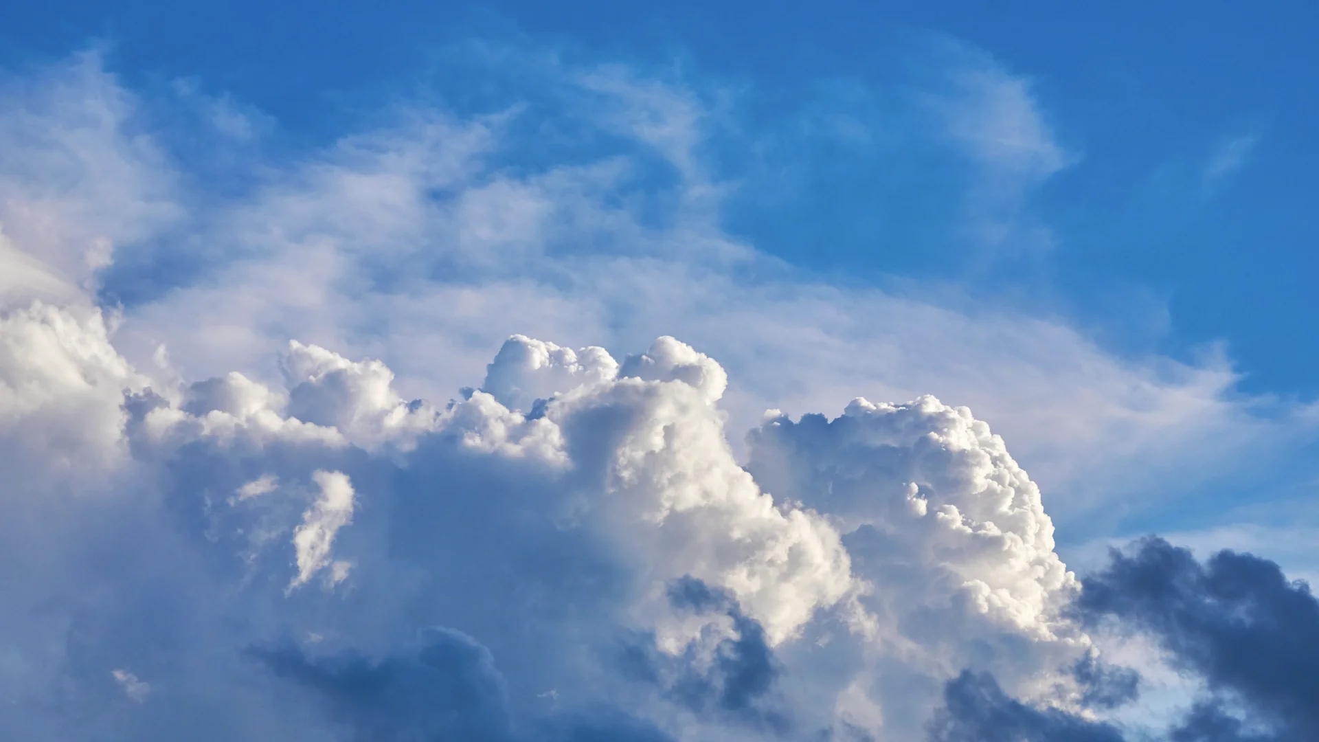 Vue aérienne au travers des nuages flottant dans un ciel bleu