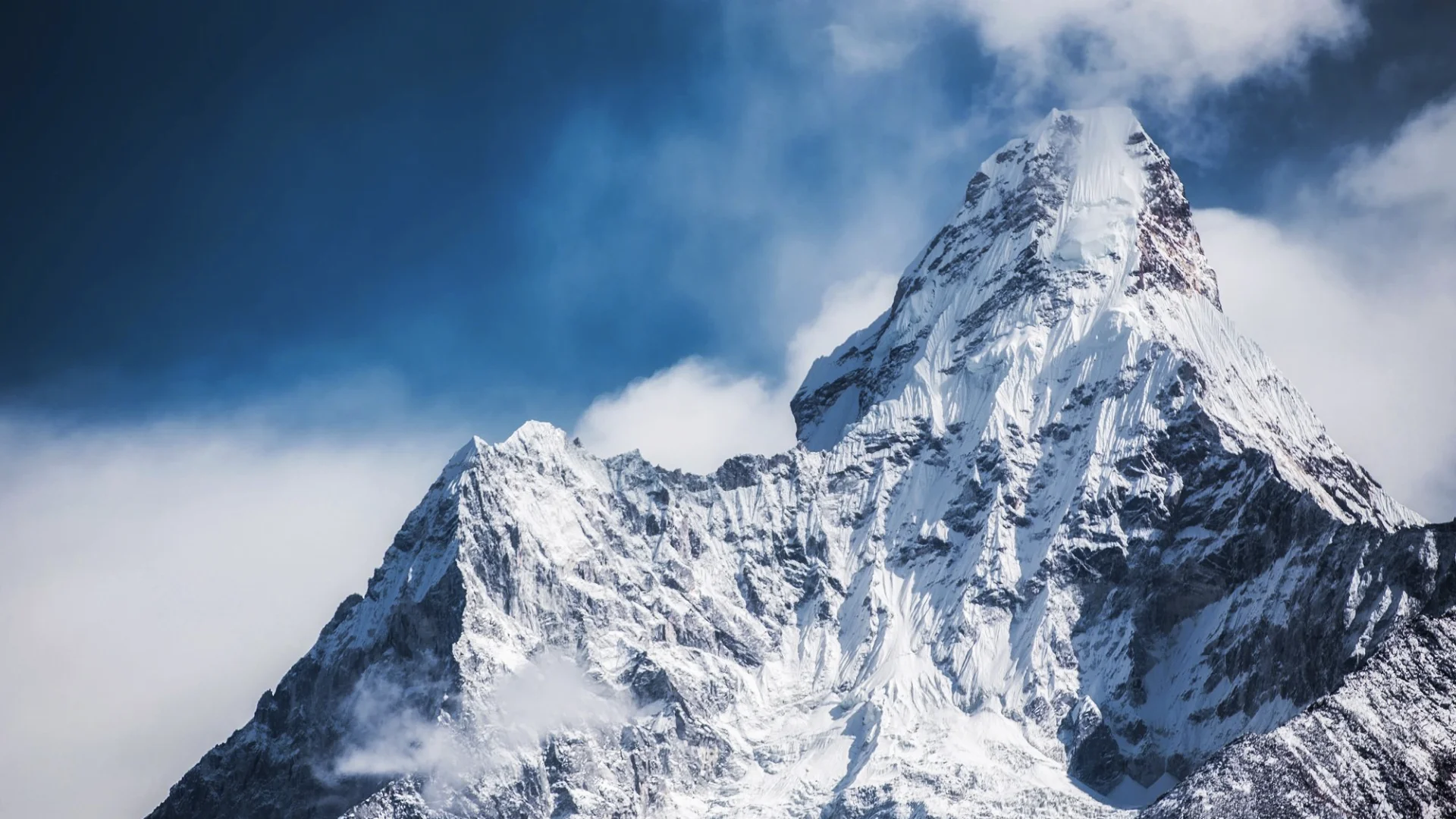 Vue rapprochée de la montagne enneigée, le Cervin